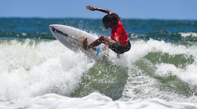 Praia da Tiririca com lotação máxima em etapa de surf que reuniu atletas de todas as gerações